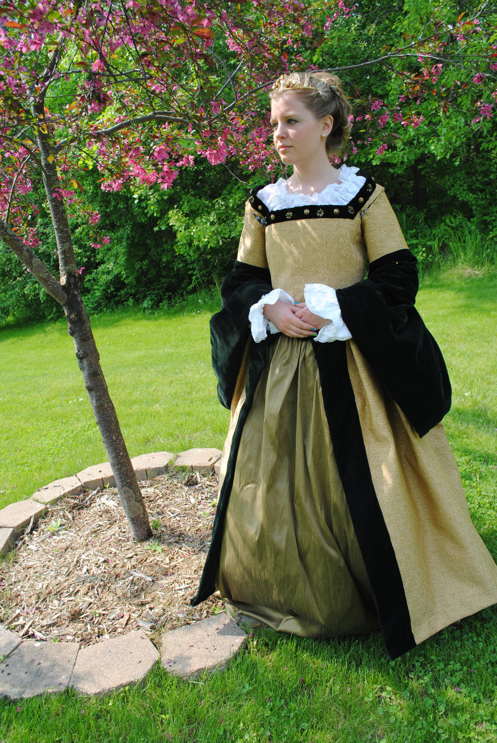 Renaissance Court Tudor dress costume in Black, Gold with 4 pieces by Matti's Millinery & Costumes Renaissance Court Tudor dress costume in Black, Gold with 4 pieces by Matti's Millinery & Costumes